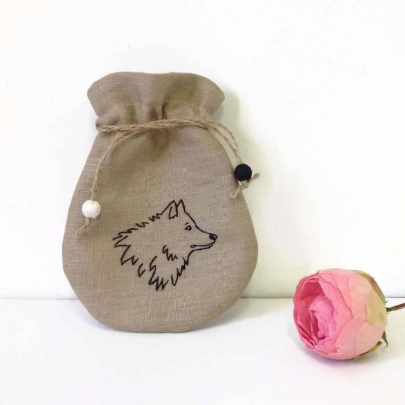 Gestickter Wolf Leinen Kordelzug Beige Geschenkbeutel Gestickter Wolf Leinen Kordelzug Beige Geschenkbeutel von cosyribbon