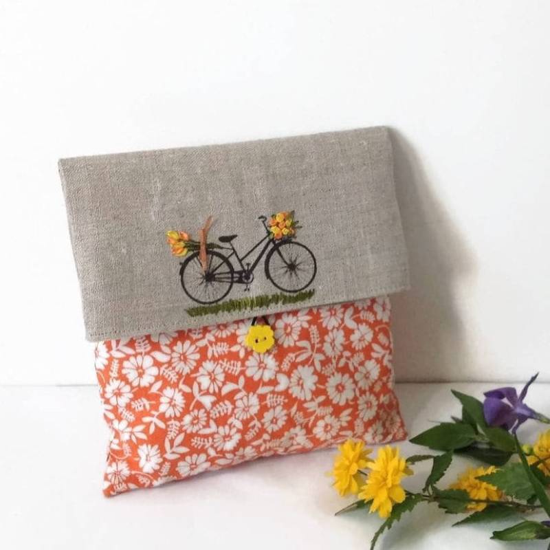 Handgefertigte Bestickte Leinen Foldover Clutch Fahrrad & Blumen Design von cosyribbon