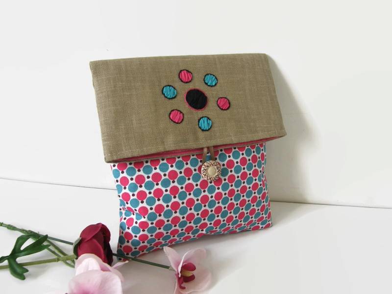 Handgefertigte Leinen Foldover Clutch Bestickte Kosmetiktasche Handgefertigte Leinen Foldover Clutch Bestickte Kosmetiktasche von cosyribbon