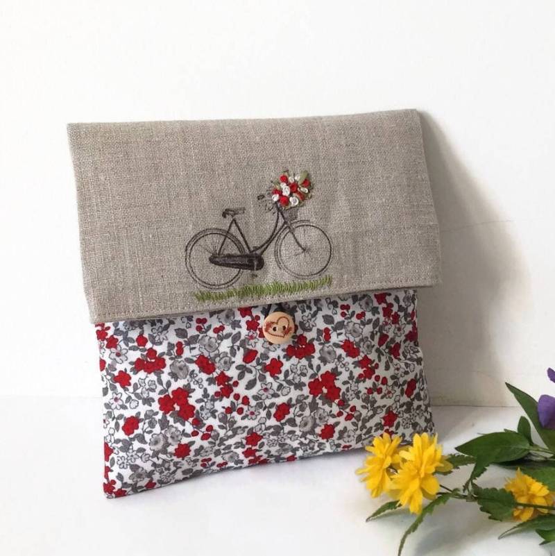 Leinen Clutch Bag Fahrrad Print, Gestickte Blumen, Rote Blumen Kosmetiktasche von cosyribbon