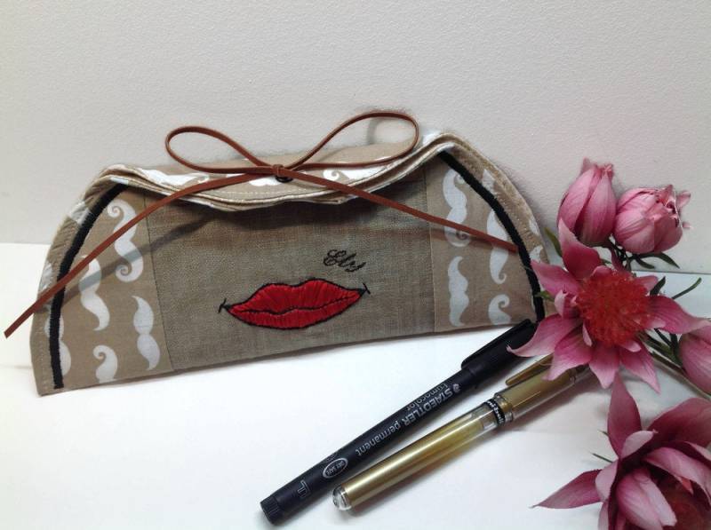 Lippen Bestickte Kosmetiktasche Halbmond Make-Up Tasche Lippen Bestickte Kosmetiktasche Halbmond Make-Up Tasche von cosyribbon