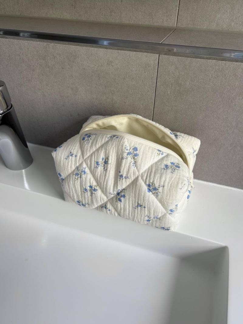 Handgemachte Kosmetiktasche Creme Blau Schminktasche Mit Blumenmuster, Gesteppt Make-Up-Täschchen/Nécessaire/Mäppchen Geschenkidee von cottoncloudstudioDE