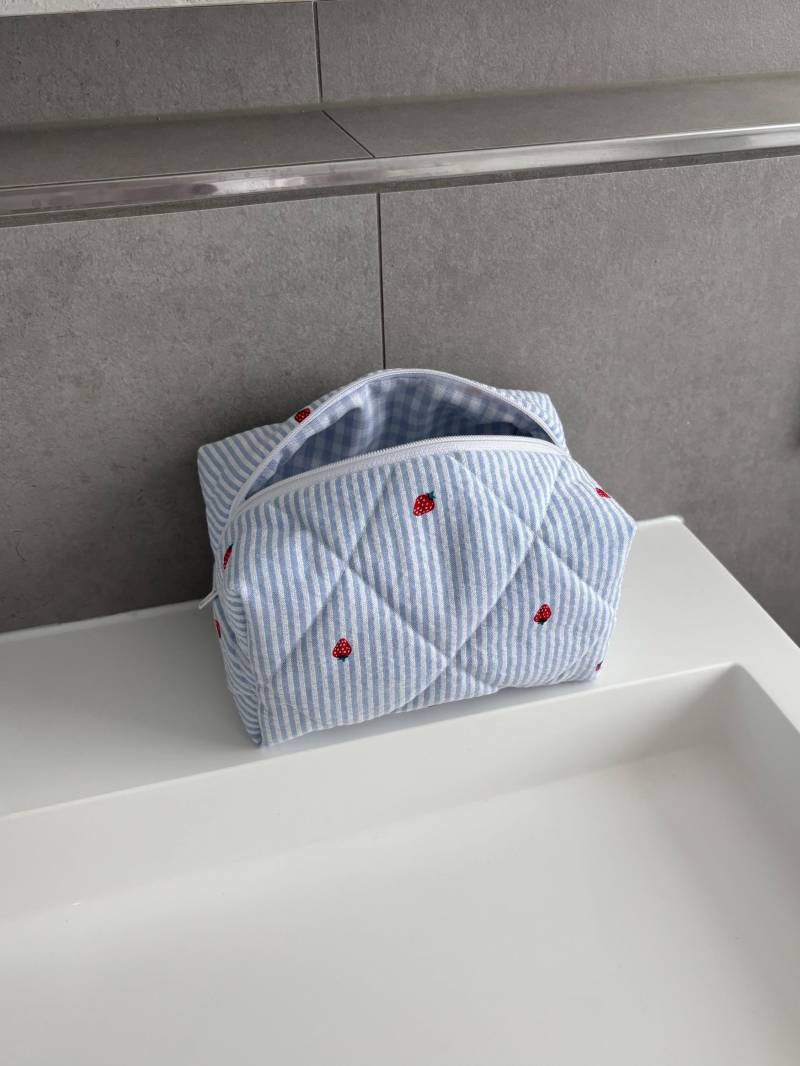Handgemachte Kosmetiktasche Hellblau Mit Erdbeeren Schminktasche Gestreift & Kariert Gestepptes Mäppchen Make-Up-Tasche Nécessaire Geschenk von cottoncloudstudioDE