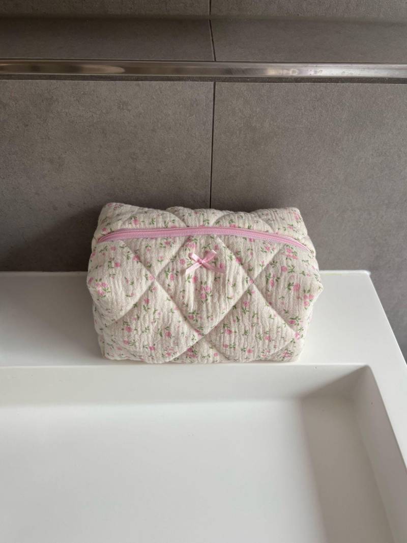 Handgemachte Kosmetiktasche Make-Up Tasche Gesteppt Rosa Creme Mit Blumen Nécessaire Mäppchen Kulturtasche Geschenk Für Frauen von cottoncloudstudioDE