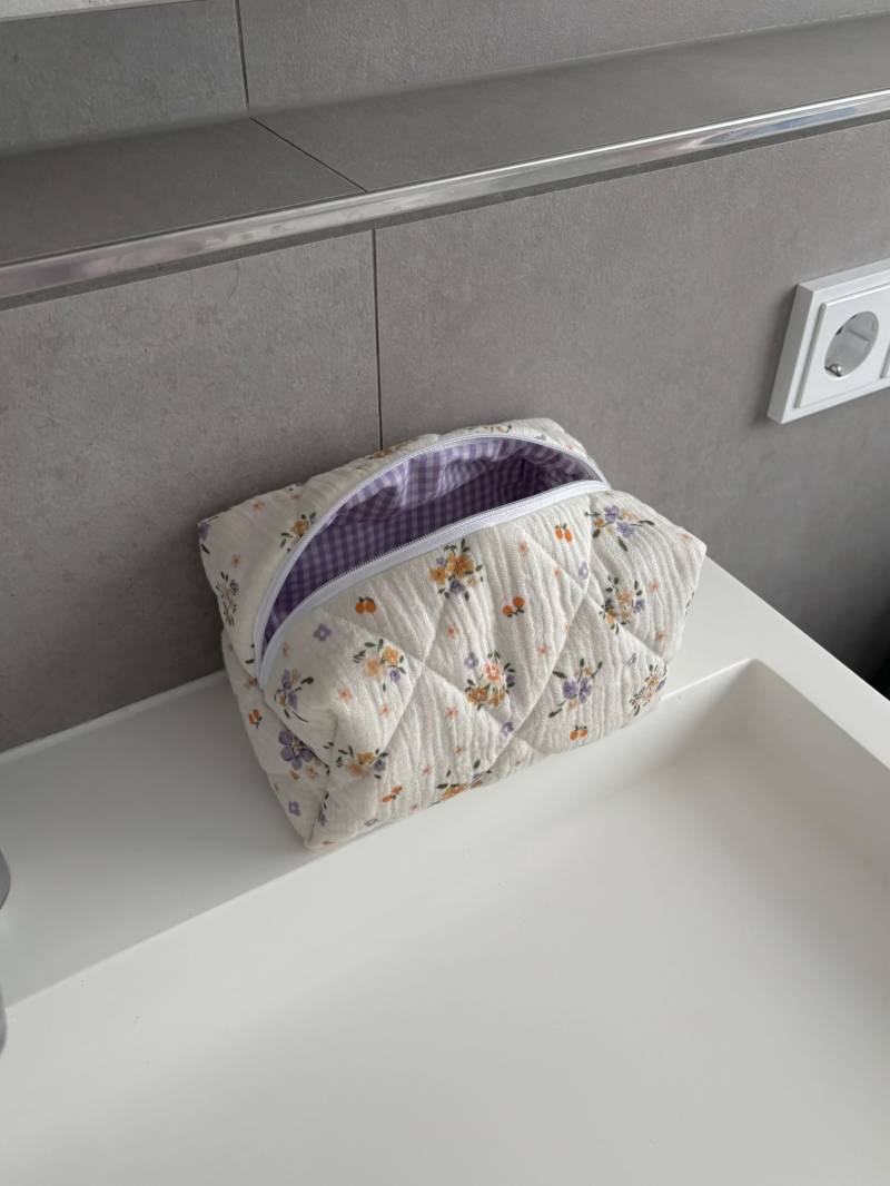 Handgemachte Kosmetiktasche Creme Weiß Mit Blumen Schminktasche Lila Kariert Gestepptes Mäppchen Make-Up-Tasche Toilettentasche Geschenk von cottoncloudstudioDE