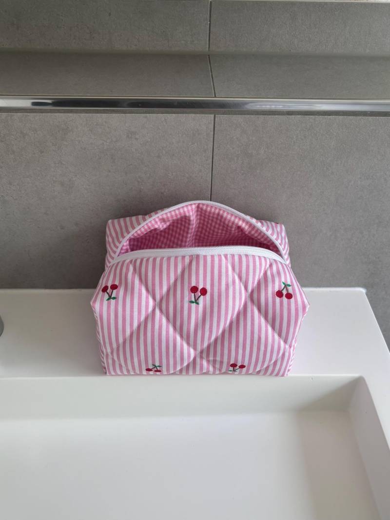 Handgemachte Kosmetiktasche Make-Up-Tasche Toilettentasche Schminktasche Mäppchen Rosa Kirschen Kariert Gesteppt Gestreift Kulturtasche von cottoncloudstudioDE