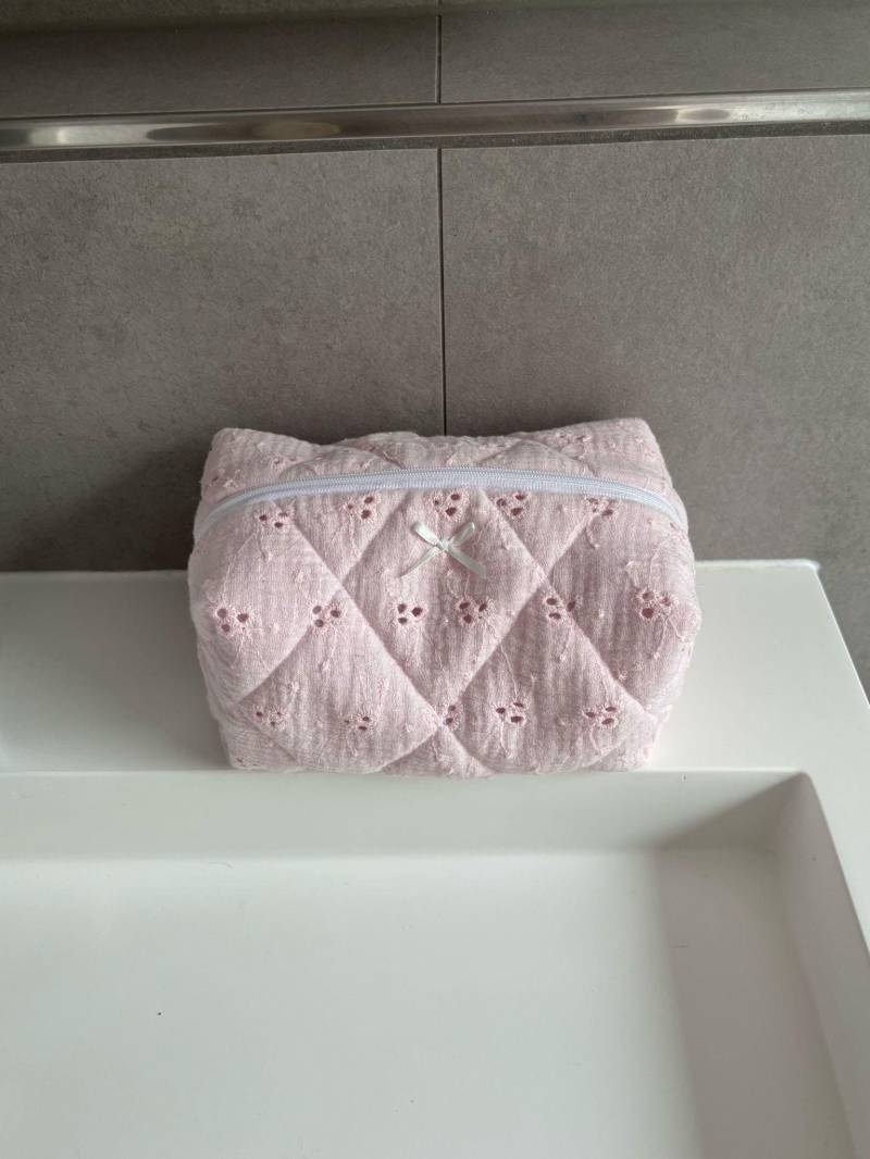 Handgemachte Kosmetiktasche Rosa Aus Musselin Bestickte Schminktasche Kariert & Gesteppt Make-Up-Tasche Mäppchen Nécessaire Geschenk Für Sie Handgemachte Kosmetiktasche Rosa Aus Musselin Bestickte Schminktasche Kariert & Gesteppt Make-Up-Tasche Mäppchen Nécessaire Geschenk Für Sie von cottoncloudstudioDE