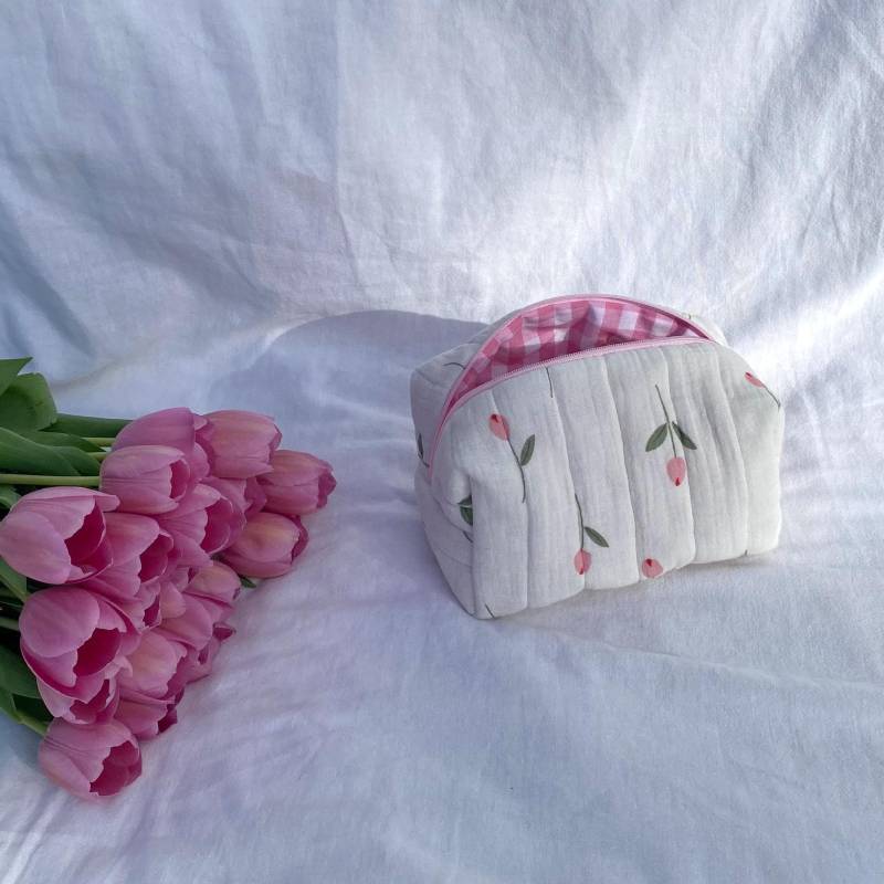 Handgemachte Kosmetiktasche Rosa Pink Schminktasche Kariert Mit Tulpen Make-Up-Tasche Mäppchen Gesteppt Toilettentasche Geschenk Für Frauen von cottoncloudstudioDE