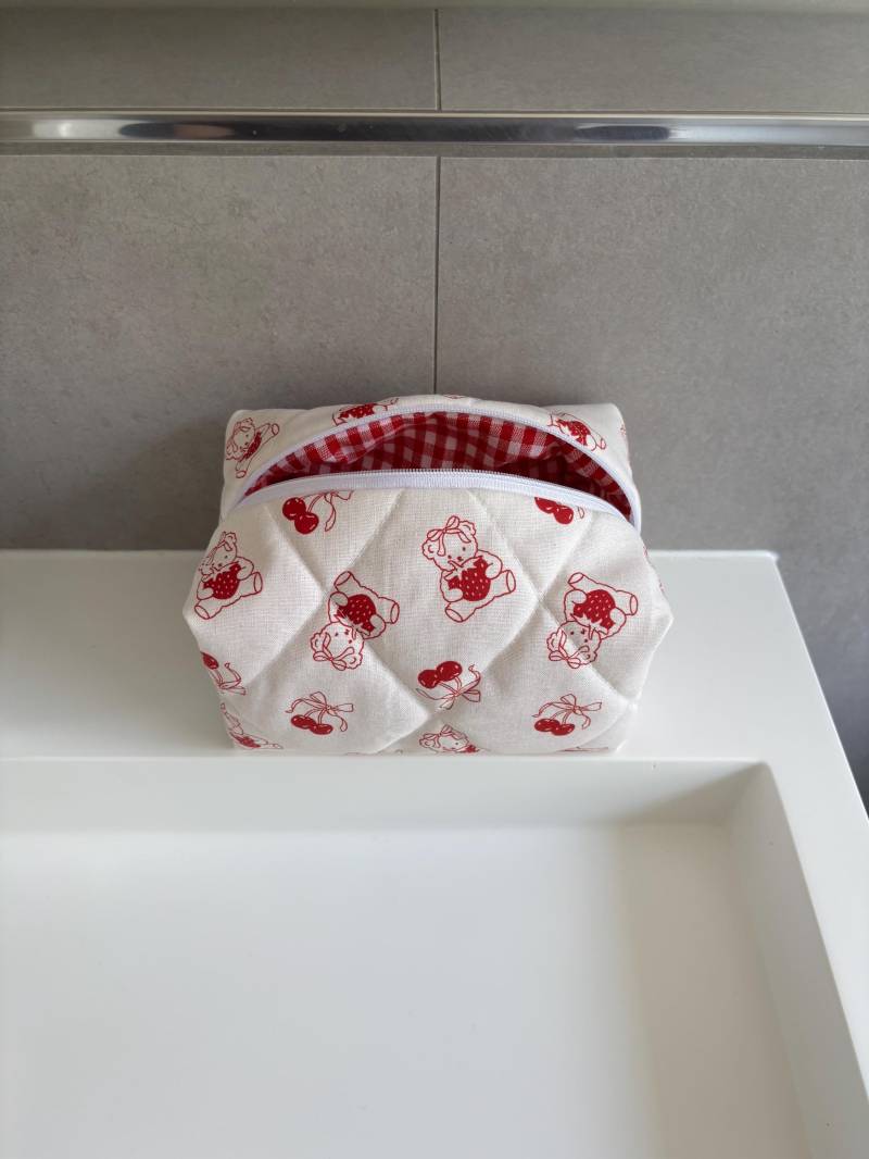 Handgemachte Kosmetiktasche Weiß Mit Kirschen, Erdbeeren & Teddybären Rot Kariert Schminktasche Mäppchen Make-Up-Tasche Geschenk Für Frauen von cottoncloudstudioDE