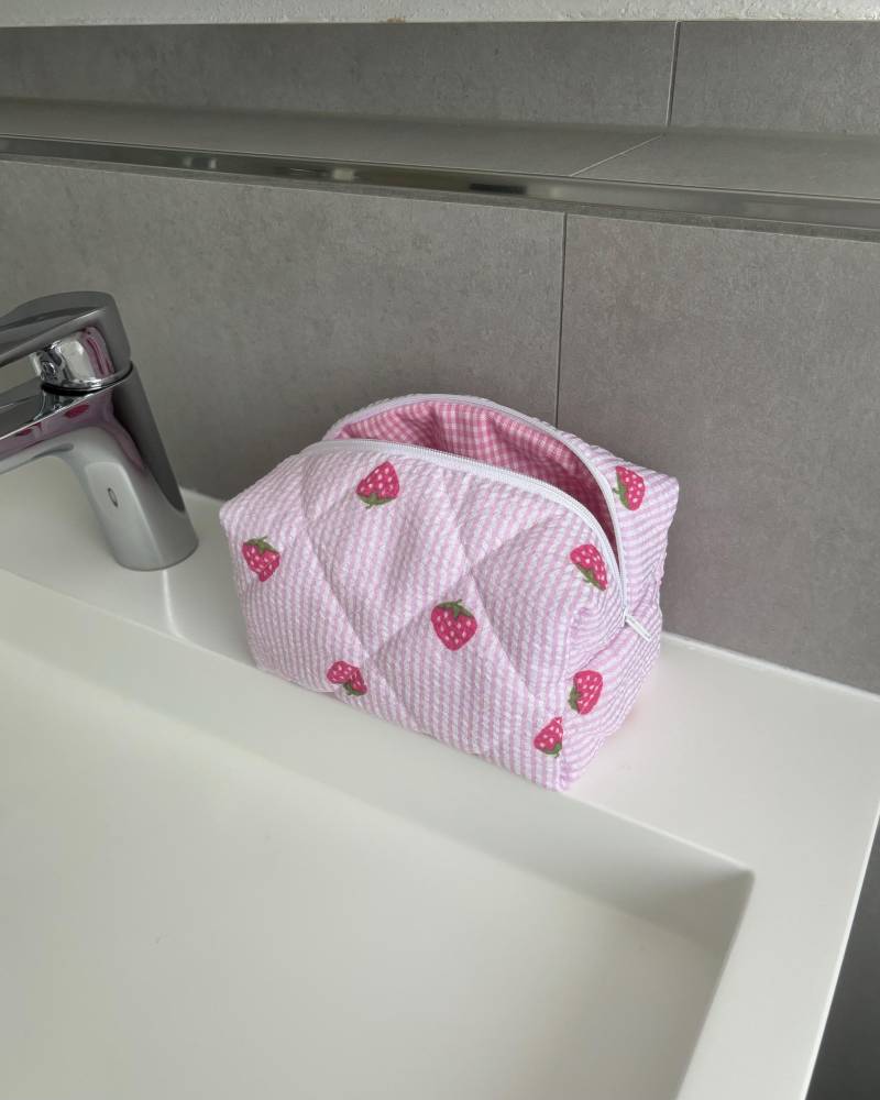 Handgemachte Kosmetiktasche Rosa Pink Schminktasche Aus Seersucker Mit Erdbeeren Gestepptes Mäppchen Make-Up-Tasche Nécessaire Geschenk von cottoncloudstudioDE