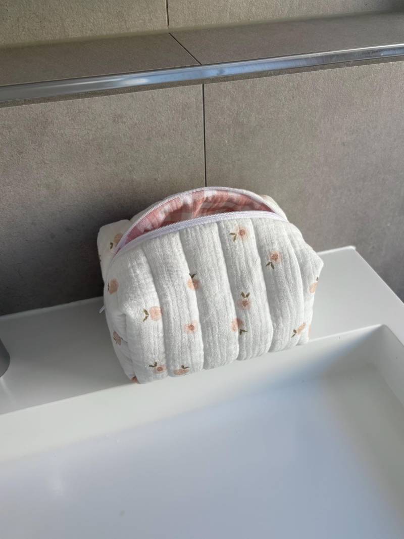 Handgemachte Kosmetiktasche Weiß Rosa Schminktasche Mit Pfirsichen & Kariert, Gesteppt Make-Up-Täschchen/Nécessaire/Mäppchen Geschenkidee von cottoncloudstudioDE