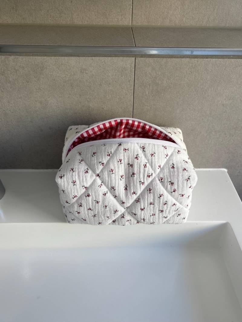 Handgemachte Kosmetiktasche Weiß Rot Schminktasche Mit Blumenmuster & Kariert, Gesteppt Make-Up-Täschchen/Nécessaire/Mäppchen Geschenkidee Handgemachte Kosmetiktasche Weiß Rot Schminktasche Mit Blumenmuster & Kariert, Gesteppt Make-Up-Täschchen/Nécessaire/Mäppchen Geschenkidee von cottoncloudstudioDE