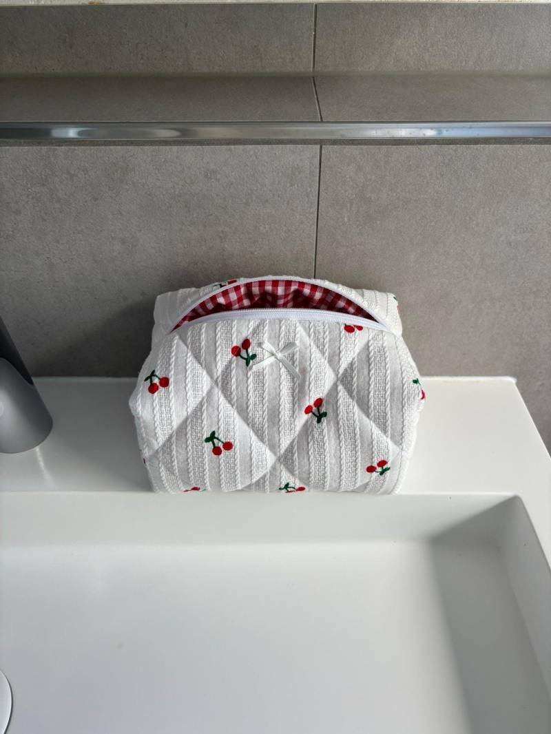 Handgemachte Kosmetiktasche Weiß Rot Schminktasche Mit Kirschen & Kariert, Gesteppt Make-Up-Täschchen/Nécessaire/Mäppchen Geschenkidee von cottoncloudstudioDE