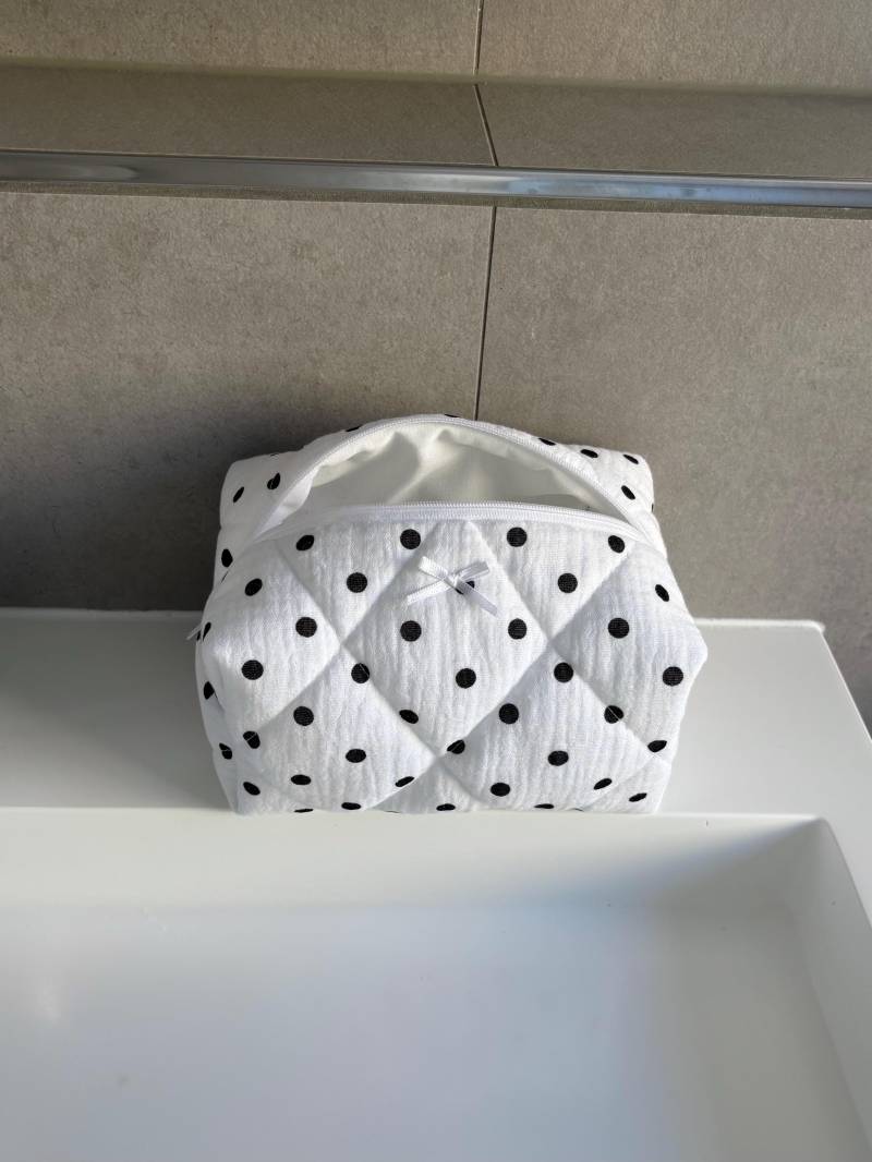 Handgemachte Kosmetiktasche Weiß Schminktasche Mit Schwarzen Punkten, Polka Dots, Gesteppt Make-Up-Täschchen/Nécessaire/Mäppchen Geschenk von cottoncloudstudioDE