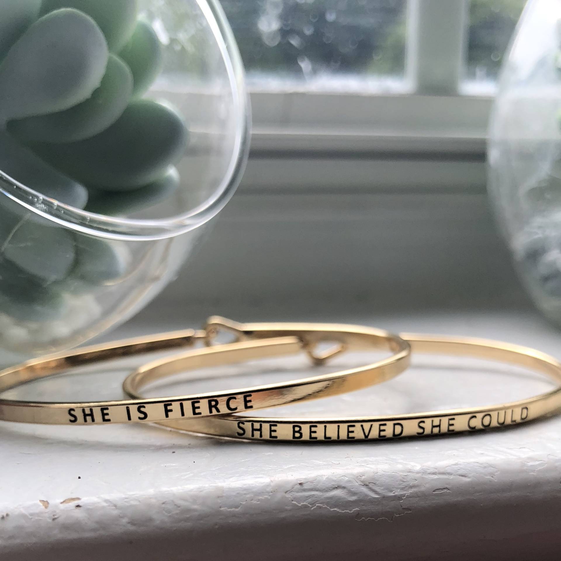 Mädchen Macht Gold Armreif von cottoncopperjewelry