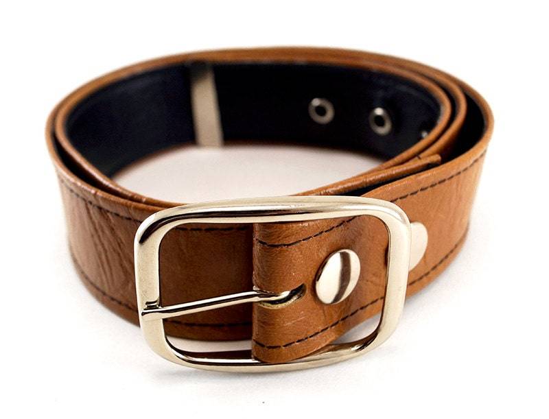 70Er Jahre Wildleder Vegan Leder Gürtel Aus Vintage Hellbraun Vinyl, 70S Radness Für Ihre Hosen 70Er Jahre Wildleder Vegan Leder Gürtel Aus Vintage Hellbraun Vinyl, 70S Radness Für Ihre Hosen von couchguitarstraps