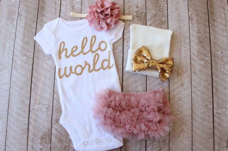 Baby Girl Bringing Home Set in Mauve Und Gold Glitter - "Hello World" Säugling Body Krankenhaus Mütze Bloomer Neugeborene Shower von coutureflower