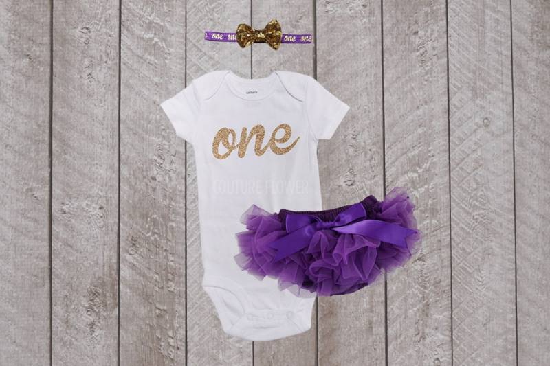 Erster Geburtstag Gold Glitzer "One" Bodysuit, Tütü Bloomer & Pailletten Schleife Stirnband Set in Lila - 1. Outfit Cake Smash Baby Girl von coutureflower