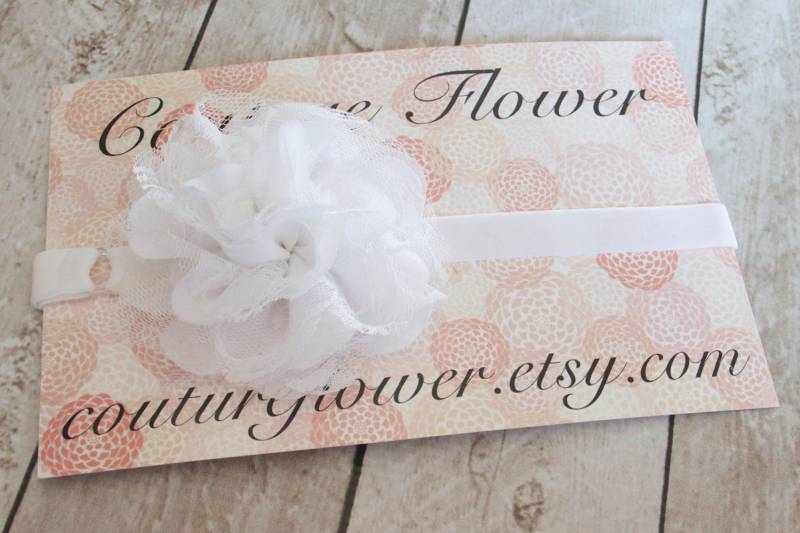 Verstellbares Weißes Samt Haarband Mit Weißem Chiffon Und Spitzenblume - Von Couture Flower von coutureflower