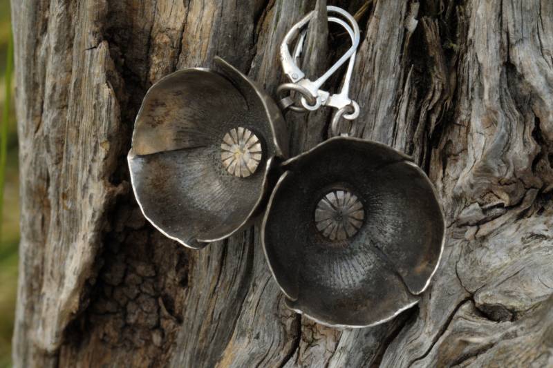 Sleep - Ein Paar 925 Sterling-Silber-Ohrhänger, Inspiriert Von Der Form Einer Mohnblüte, Unikat, Goldschmiedearbeit von coveredinblack