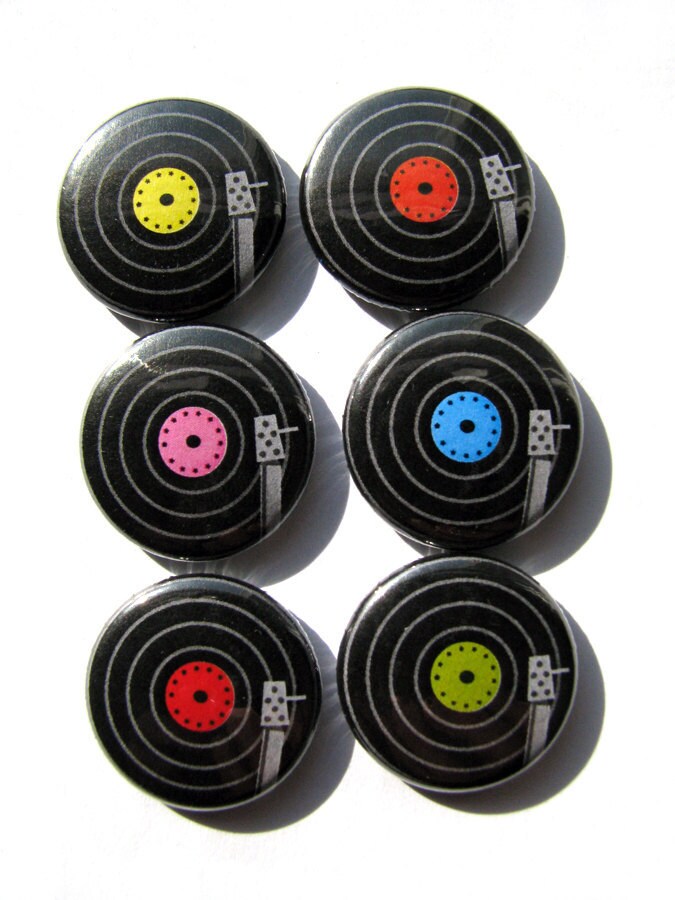 Retro Schallplatten Buttons Oder Magnete - Geschenk Für Musikliebhaber Retro Schallplatten Buttons Oder Magnete - Geschenk Für Musikliebhaber von cowboygoods