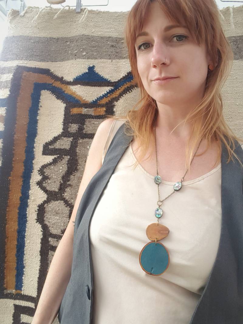 Abalone Halskette Mit Großem Funkelnden Blauen Anhänger Und Natürlichem Holzstück, Lorbeerholz Schlichter Langer Damen Statement Schmuck, Einzelstück von coyotepistoljewelry