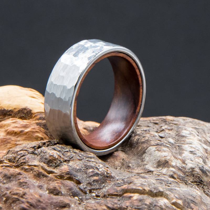 Ring Aus Gehämmertem Wolfram Stahl in Silber Mit Rosenholz Auf Der Innenseite Herren Damen 8mm Breit Gebürstet von craft4passion