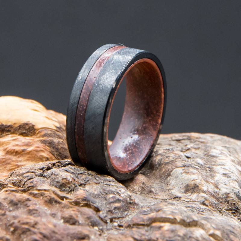 Ring Aus Schwarzem Wolfram Stahl Mit Rosenholz Auf Der Innenseite Und Inlay Herren Damen 8mm Breit Gebürstet von craft4passion
