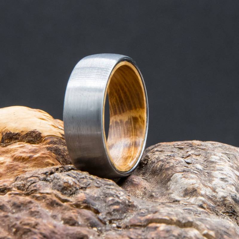 Ring Aus Wolfram Stahl Innen Eichen Holz Von Einem Whiskey Fass Außen Silber Gebürstet Herren Damen 8mm Breit von craft4passion