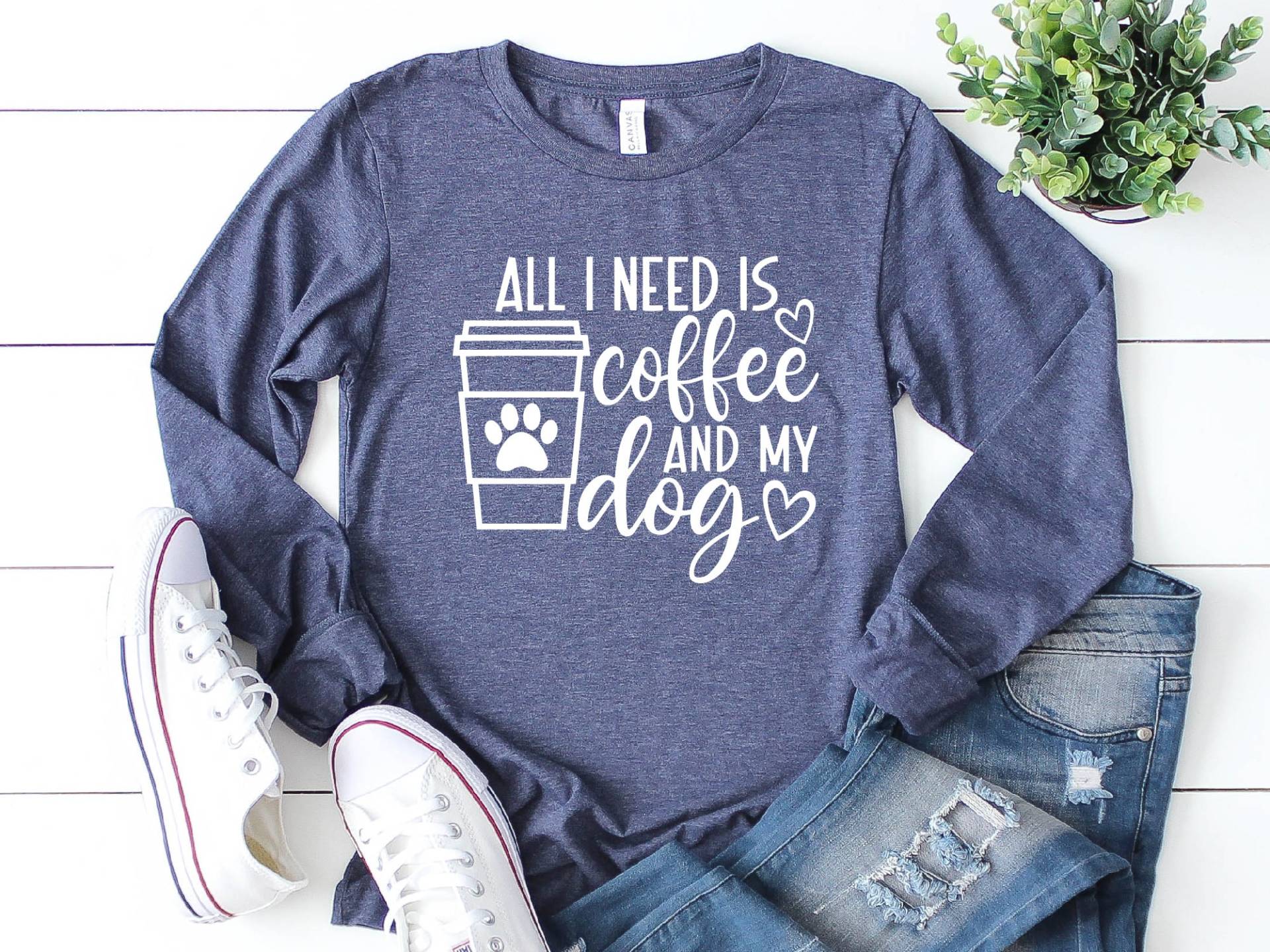 Alles Was Ich Brauche Ist Kaffee Und Mein Hund Langarm Shirt, Hundeliebhaber Liebhaber Hundebesitzer Geschenk Für von craftgatedesign