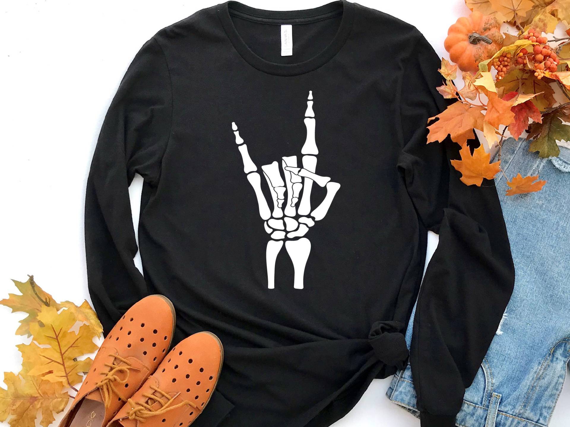 Skeleton Rock Langarm Shirt, & Roll Schild Skelett Hände, Rocker Geschenk, & Geschenk Für Sie von craftgatedesign