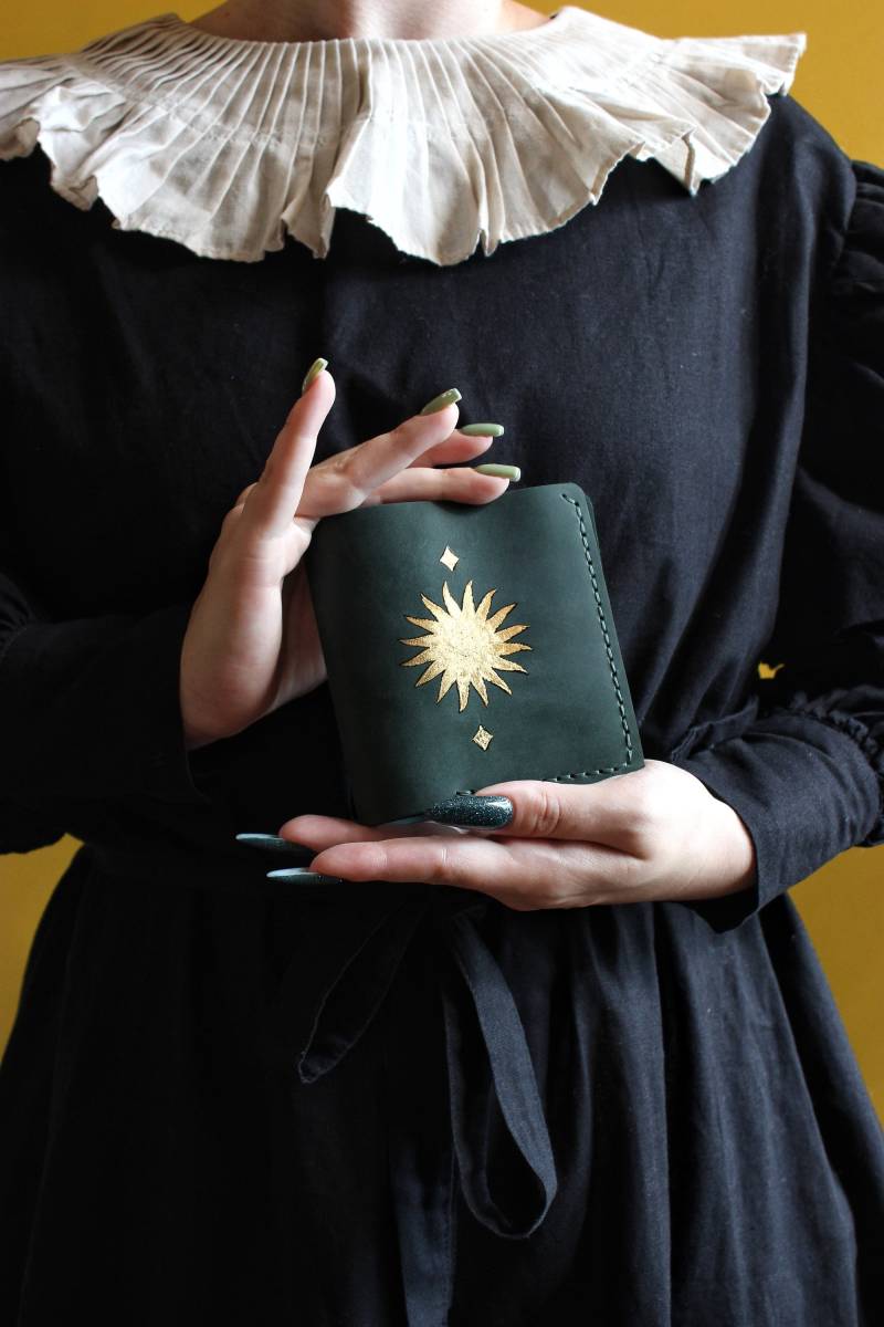 Handgefertigte Leder-Geldbörse, Hexen-Geldbörse, Geschenk, Taro-Geldbörse, Grüne Geldbörse, Goldene Gemusterte Damen-Geldbörse, Handgefertigte Handgefertigte Leder-Geldbörse, Hexen-Geldbörse, Geschenk, Taro-Geldbörse, Grüne Geldbörse, Goldene Gemusterte Damen-Geldbörse, Handgefertigte von craftosophia
