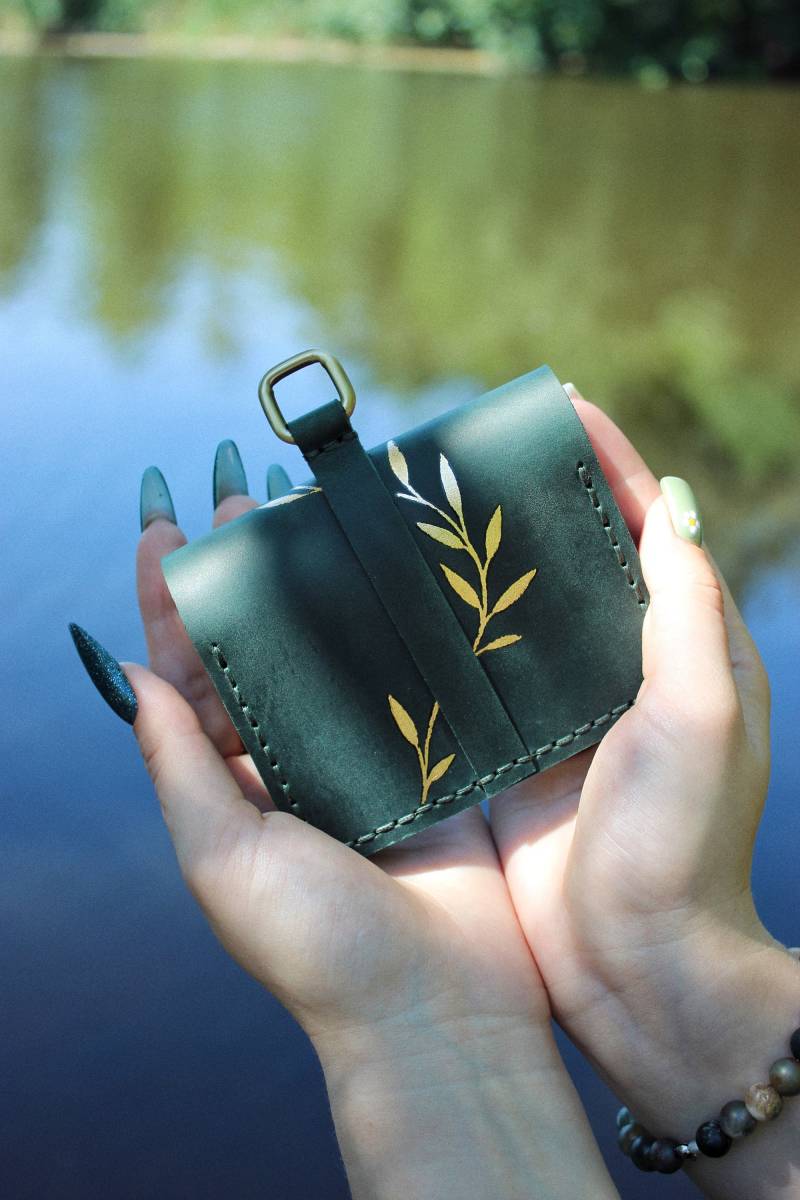 Leder-Geldbörse, Karten-Geldbörse, Kleine Geldbörse, Handgefertigte Grüne Goldene Gemusterte Schlüsselanhänger-Geldbörse von craftosophia