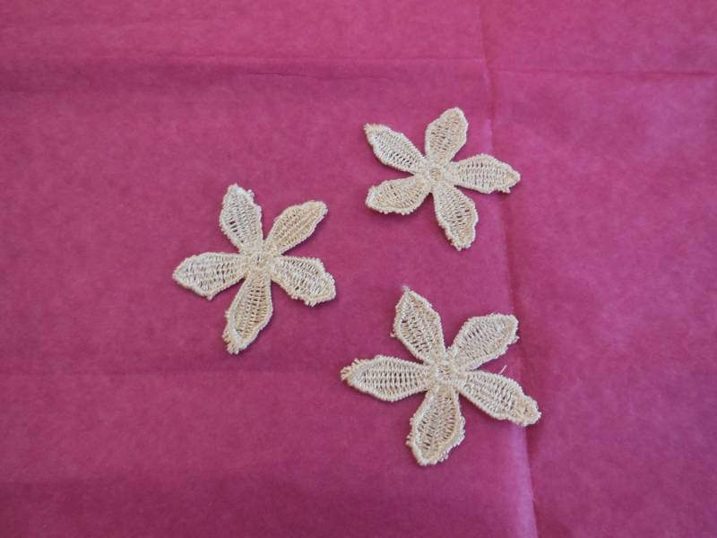Beige Florale Spitzenapplikation Gesticktes Blumenmotiv | 6 Stück Beige Florale Spitzenapplikation Gesticktes Blumenmotiv | 6 Stück von craftuneed