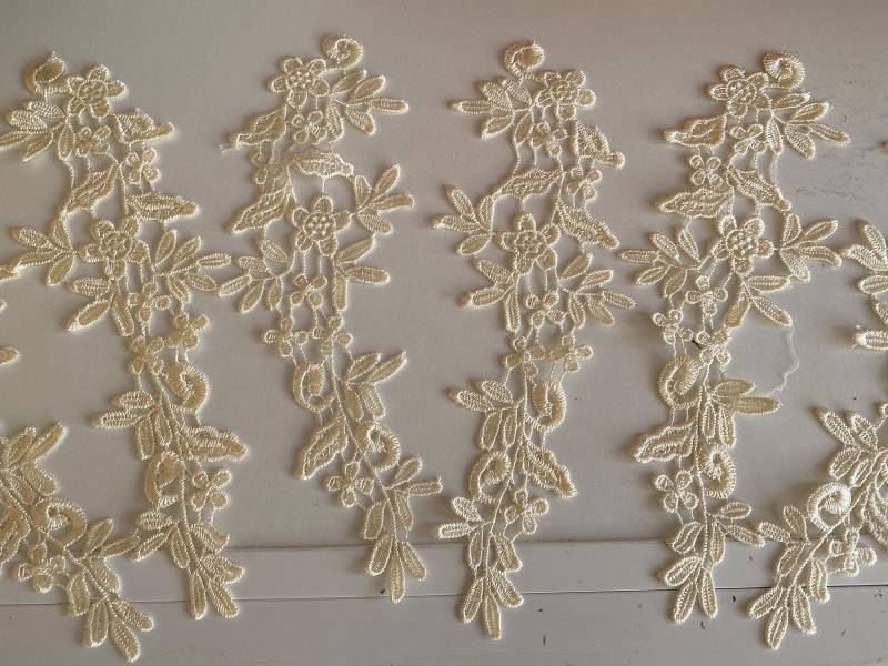 Bündel 6 Stück Champagnerfarbene Spitzenapplikationen Zum Aufnähen Mit Gesticktem Blumenmotiv von craftuneed