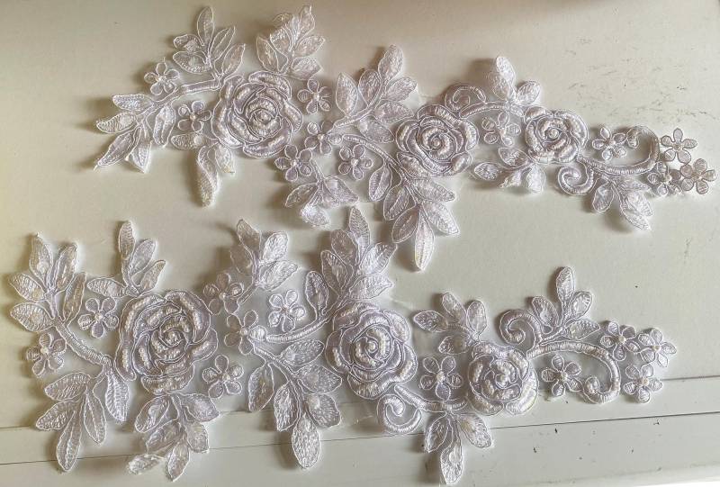 Ein Spiegel Paar Weiße Perlen Spitze Aufnäher Mit Gesticktem Floralen Pailletten Spitzenmotiv Ein Spiegel Paar Weiße Perlen Spitze Aufnäher Mit Gesticktem Floralen Pailletten Spitzenmotiv von craftuneed