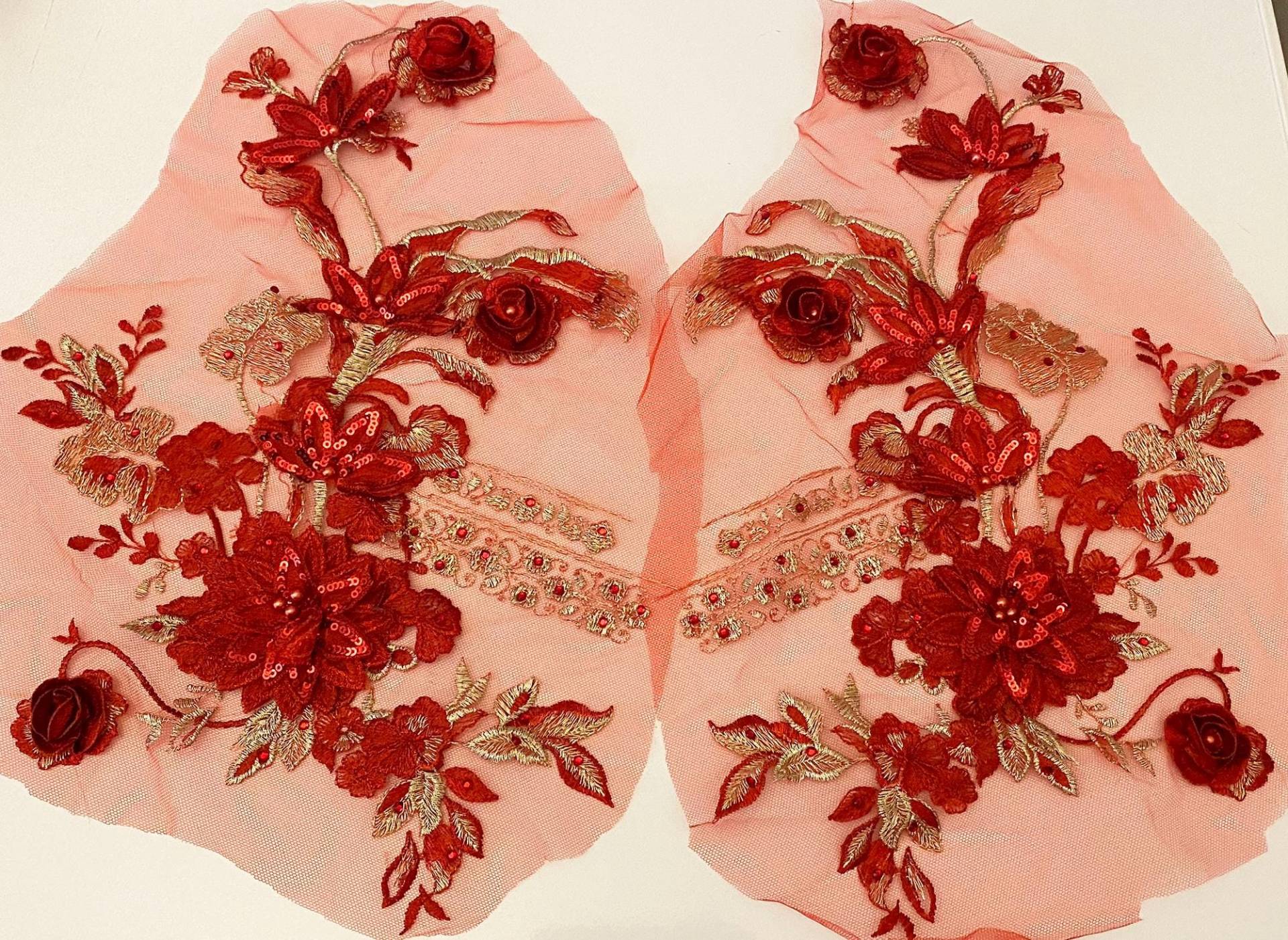 Rot & Gold Florale Spitze Perlenbesetztes Pailletten-Motiv | Ein Paar Rot & Gold Florale Spitze Perlenbesetztes Pailletten-Motiv | Ein Paar von craftuneed