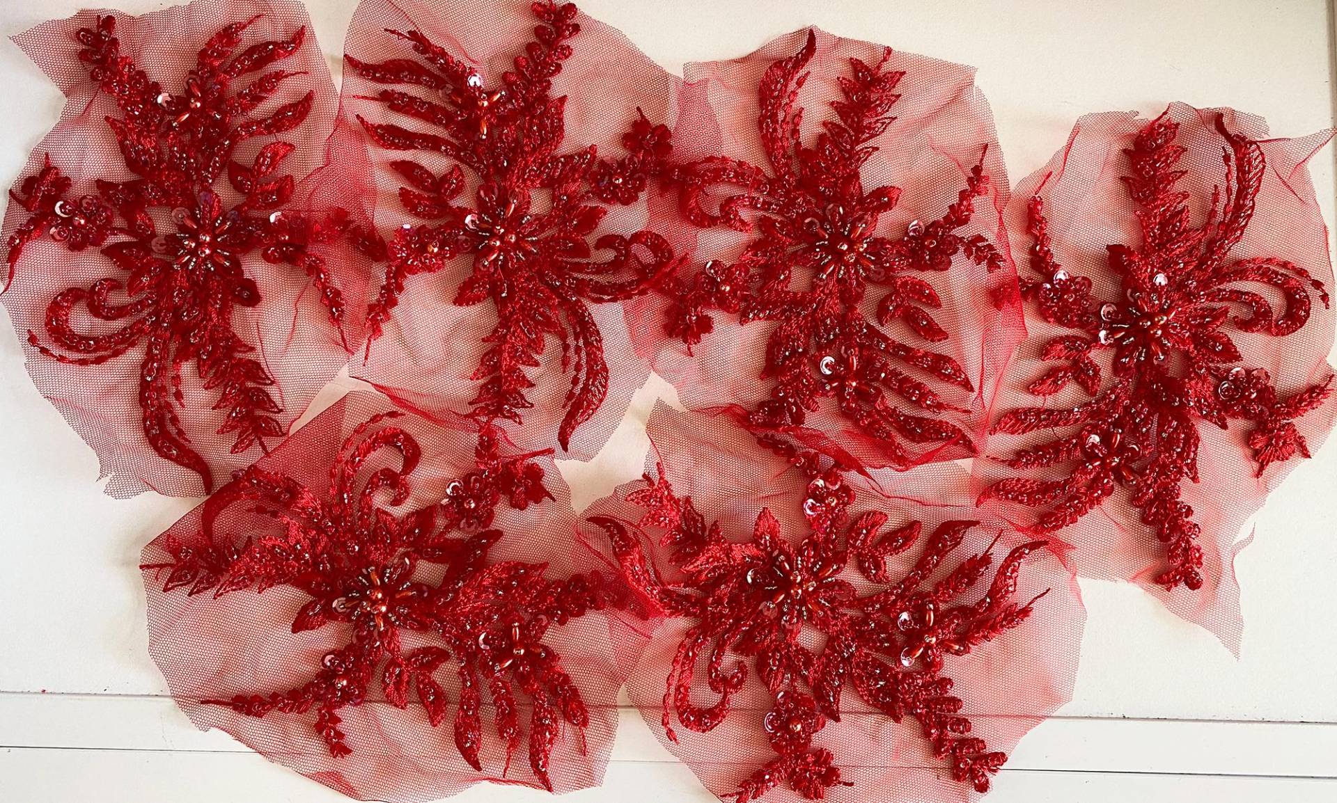Rote Perlen Spitze Applikation - Blumen Tüll Motiv Aufnäher | 6 Stück Rote Perlen Spitze Applikation - Blumen Tüll Motiv Aufnäher | 6 Stück von craftuneed