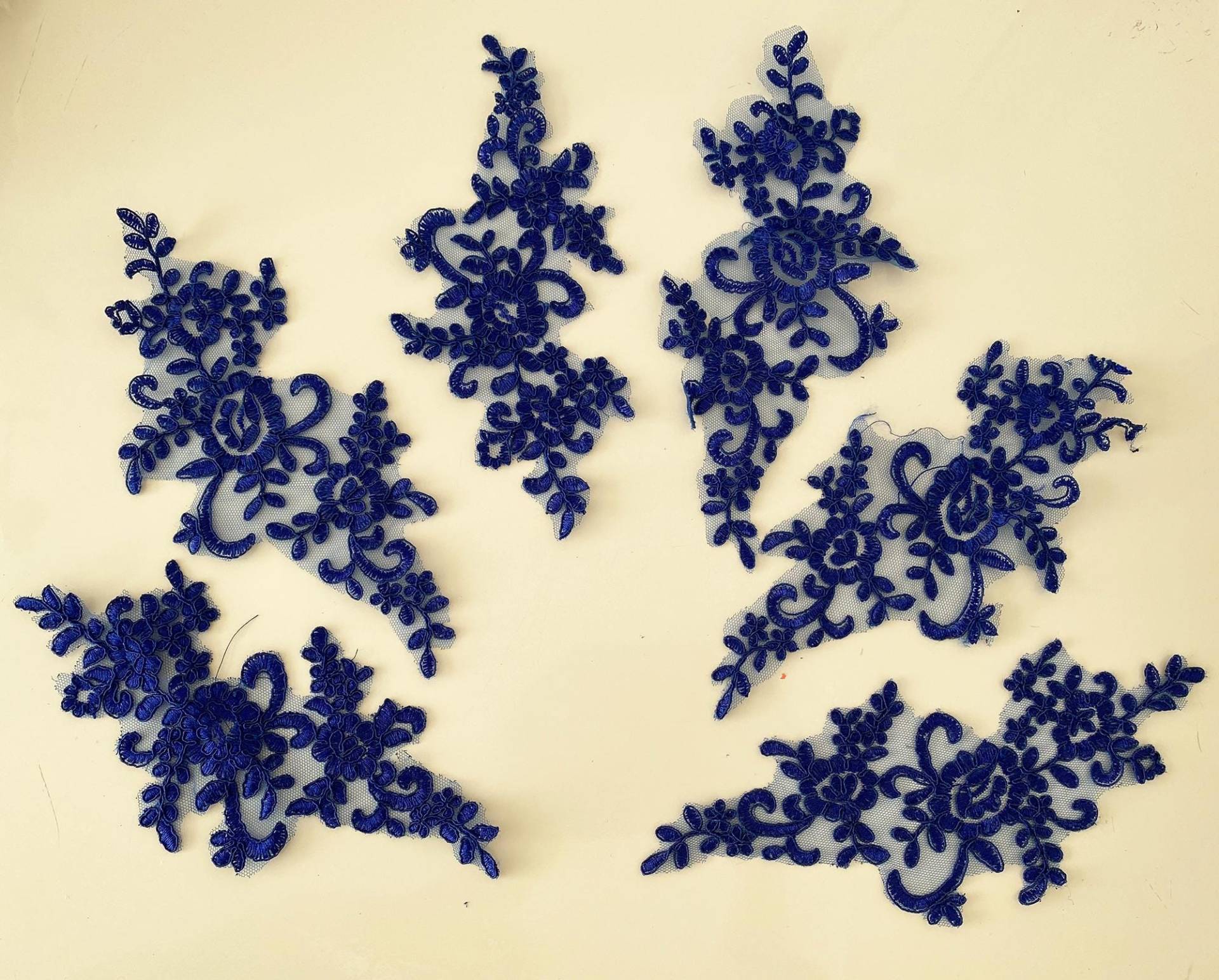 Royalblaue Florale Spitzenapplikation - Besticktes Tüllmotiv | 6 Stück Royalblaue Florale Spitzenapplikation - Besticktes Tüllmotiv | 6 Stück von craftuneed