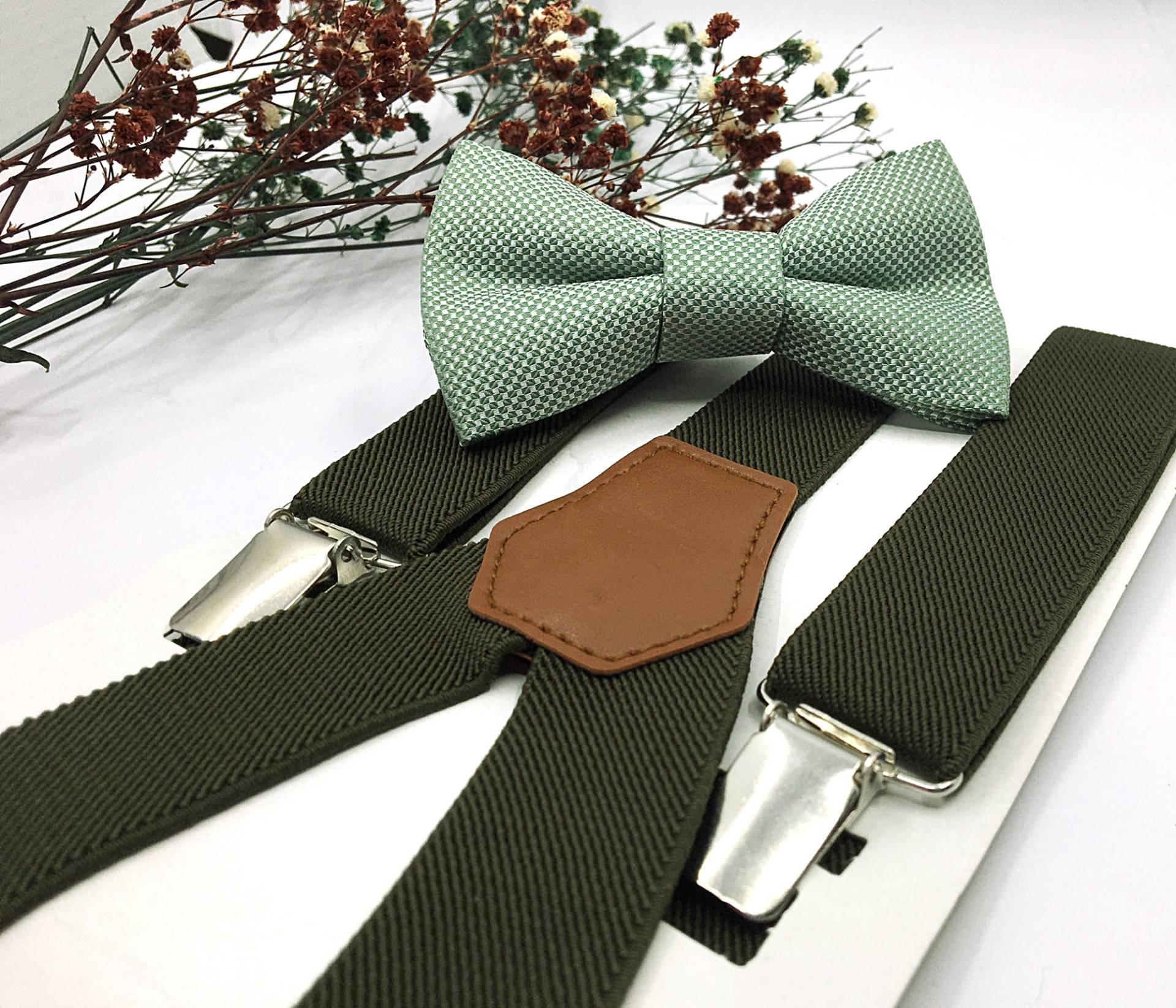 Olivgrüne Hosenträger Set, Fliege, Dusty Grüne Hochzeit Bräutigam Ringträger, Fliege Für Männer, Baby, Jungen, Kinder von cranebirdaccessory