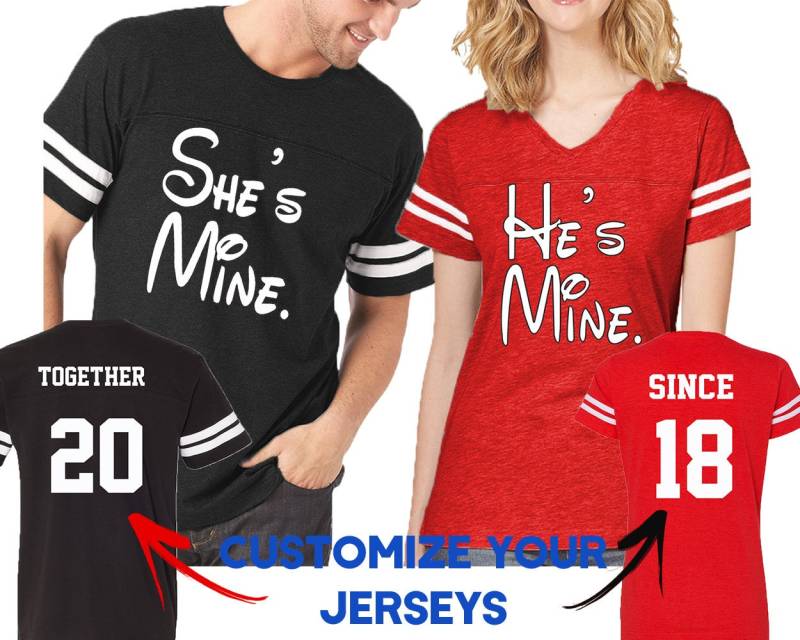 Passende Paar Fußball Trikots Angepasste He's Mine, Sie's Mine T-Shirts von crazydaisyworld