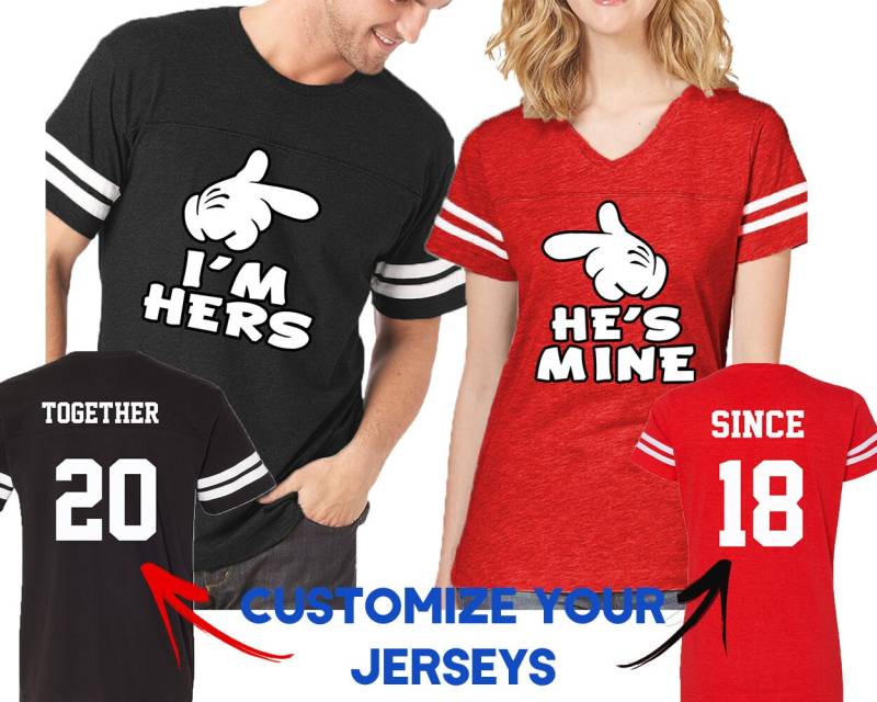 Passende Paar Fußball Trikots Individuelle His & Hers Tees von crazydaisyworld