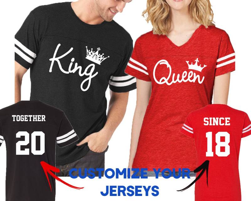 Paar Passende Shirts König Königin Mode Trikots Zusammen Seit Angepasst Sein Und Ihn Lieben T-Shirts - Rückseite Vorderseite von crazydaisyworld