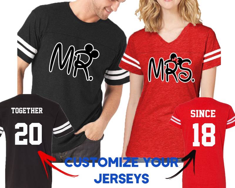 Passende Paar Fußballtrikots Maßgeschneiderte Mr & Mrs Jubiläum T-Shirts von crazydaisyworld