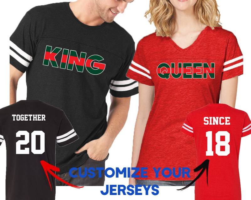 Paar Passende Shirts Rot Grün König Königin Fußball Trikots Zusammen Seit Angepasst Sein Und Ihn Lieben T-Shirts von crazydaisyworld