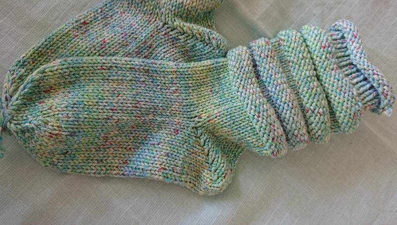 146. Handgestrickte Warme Socken Aus Melierter Mintgrüner Acrylwolle Im Stulpenlook, Stricksocken Mit Breiten Querrippen Weite Form Gr.37/38 von crazytinapearls