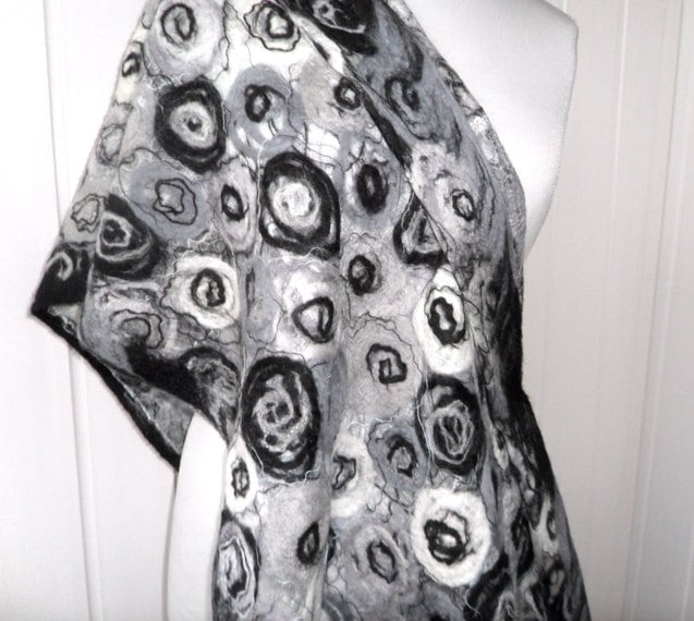 Filzschal Wolle Schwarz & Weiß, Grau Handgemachte Filzkunst Ooak - Handarbeit Winterstola Filzschal Wolle Schwarz & Weiß, Grau Handgemachte Filzkunst Ooak - Handarbeit Winterstola von crazywoolLT