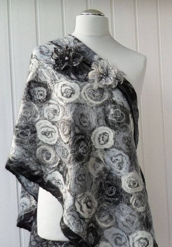 Gefilzte Stola Wolle Schwarz, Weiss, Grau Unikat Schals Handgefertigte Filzkunst Ooak Filzschal Winterschal von crazywoolLT