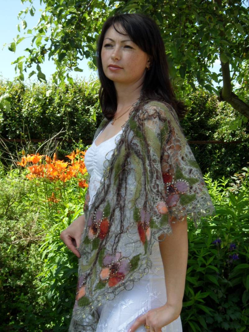 Graugrünes Tuch Mit Hellrosa Rosen - Handgemachtes Openwork-Tuch Für Frauen Geschenk Sie von crazywoolLT