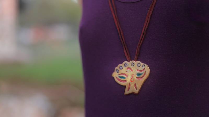 Compassionate Eyes Handgemachte Halskette in Bronze Mit Glasemail Und Leder Hintergrund Compassionate Eyes Handgemachte Halskette in Bronze Mit Glasemail Und Leder Hintergrund von creAlephAtelier